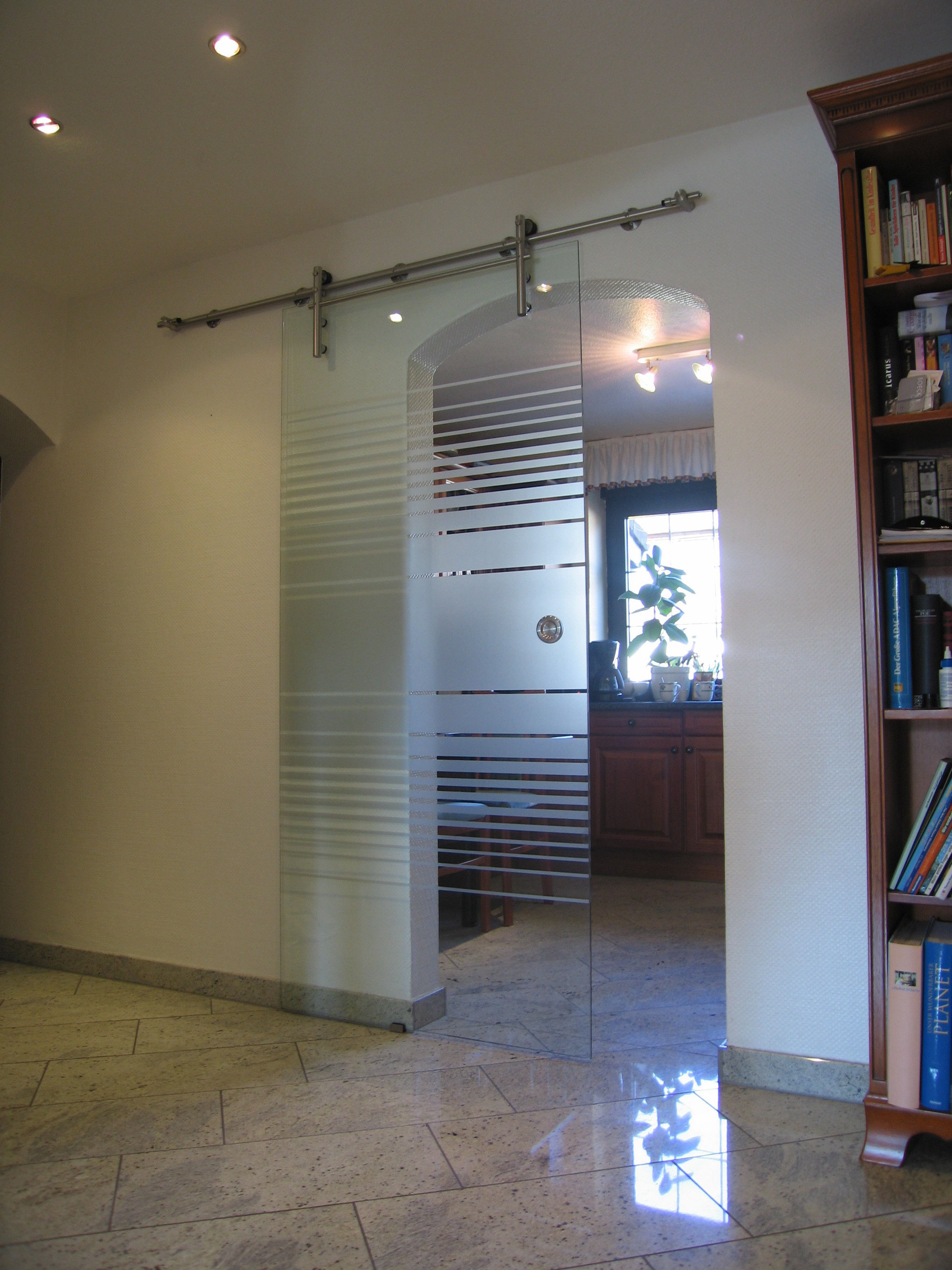 IceTec Schiebetürsystem mit Streifendekor von Glas Scholl