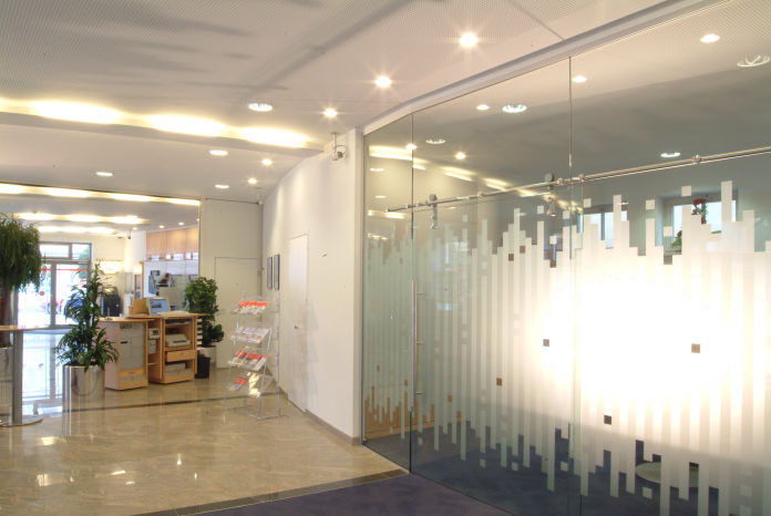 Schiebetüranlagen-Abtrennung in einer Schalterhalle