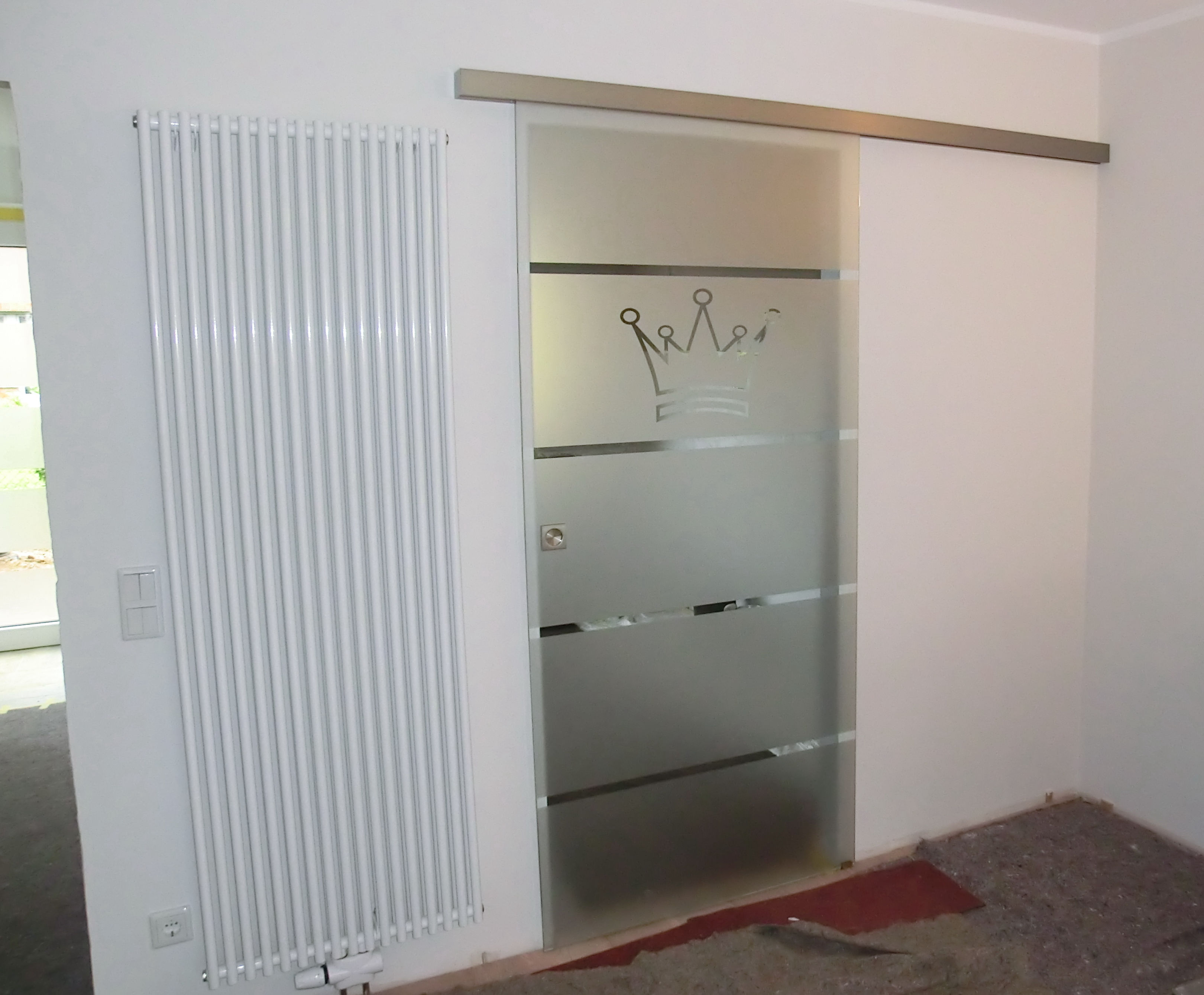 Softstop-Schiebetüre mit Kronen-Dekor - (P-03)