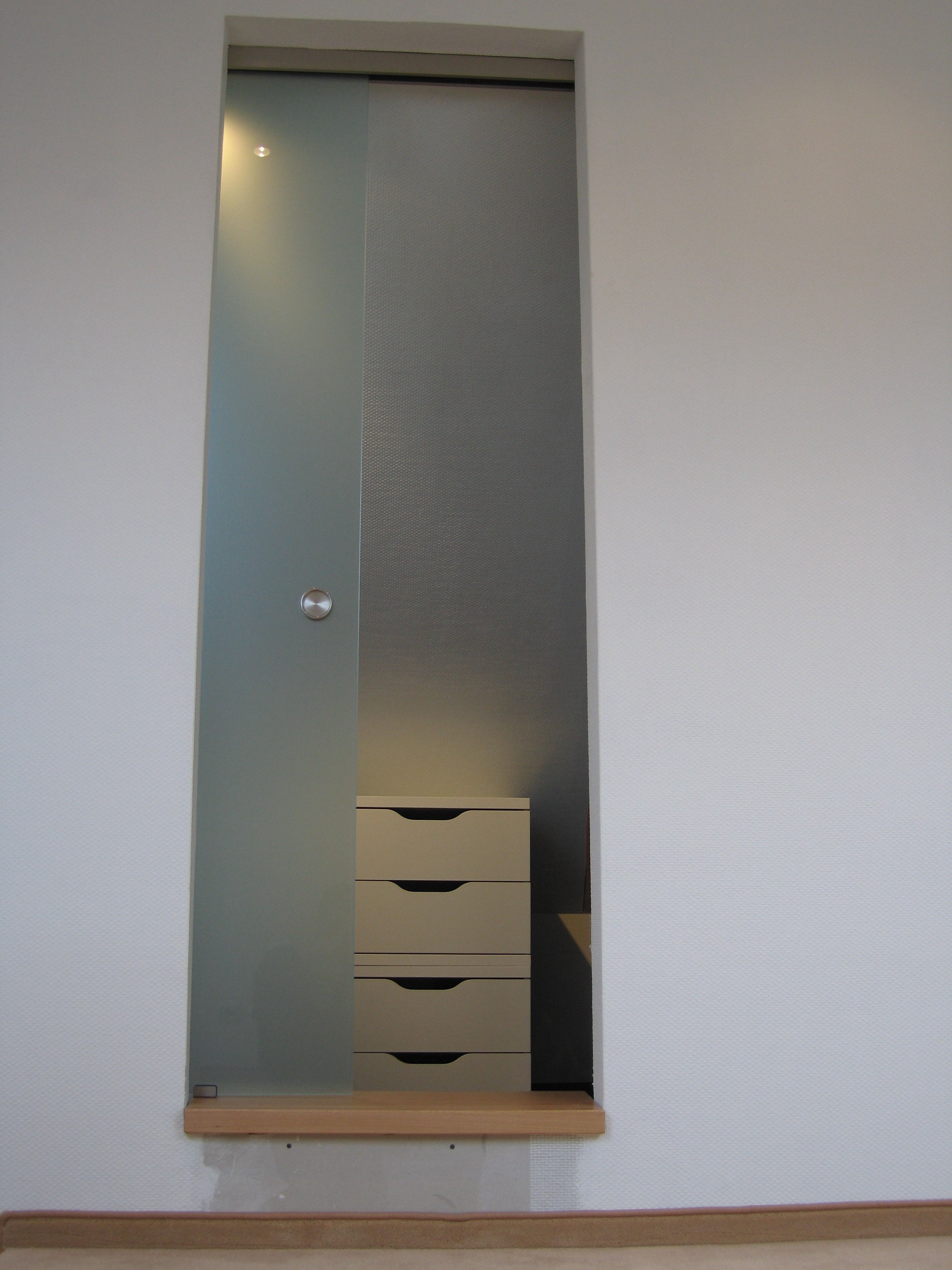 Satinato Schiebetür als Tür vor begehbarem Schrank von Glas Scholl