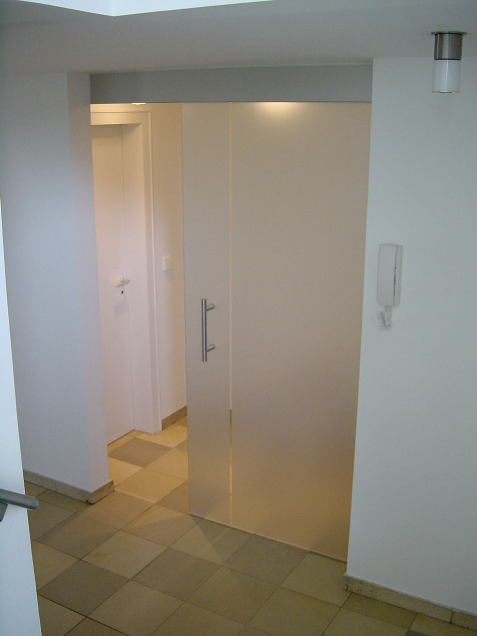 Schiebetür vor einer Garderobe von Glas Scholl aus dem Jahr 2004