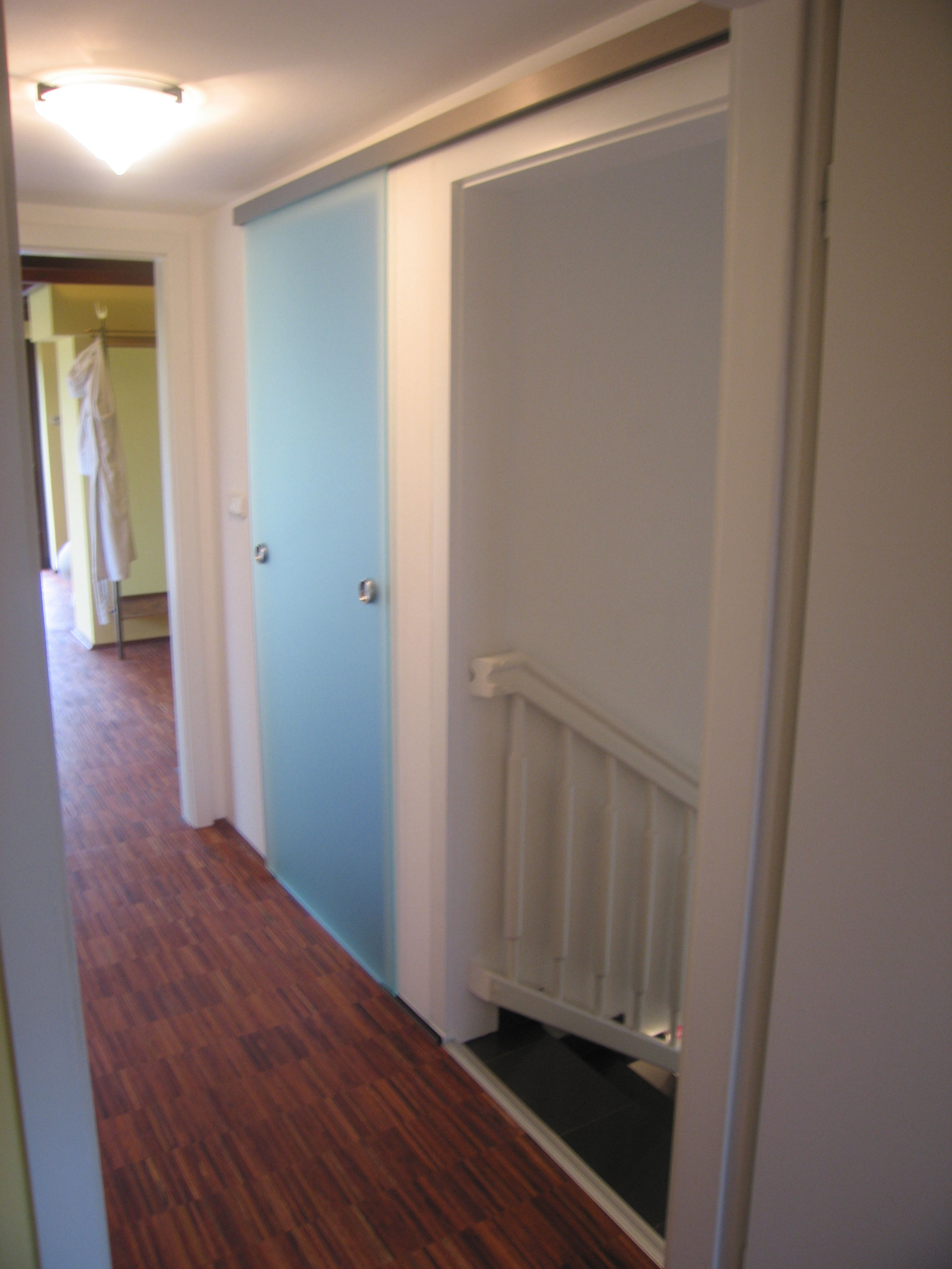 Schiebetür vor zwei Zargen von Glas Scholl