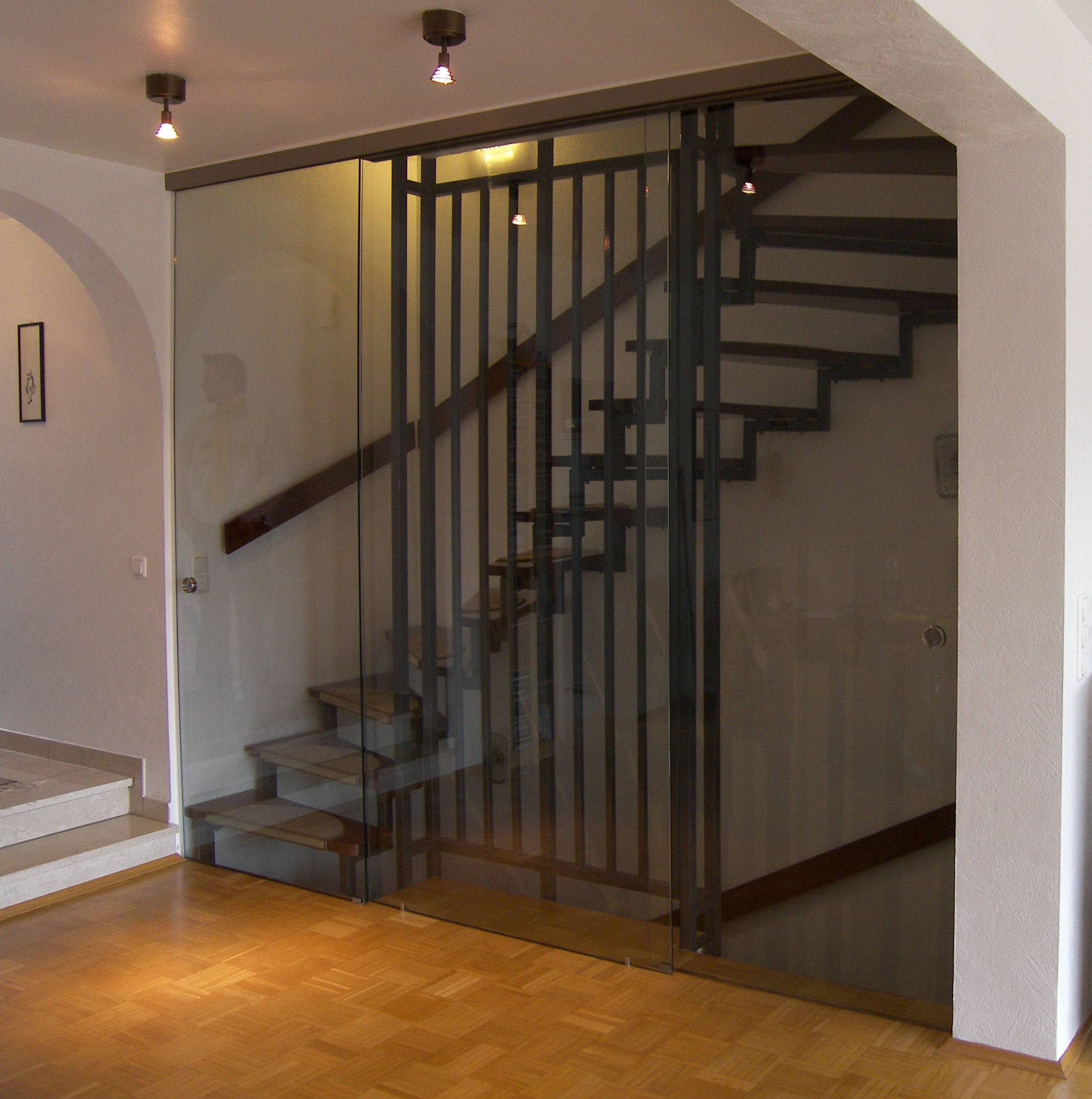 Schiebetüranlage als Wind/Schallschutz vor Treppenhaus von Glas Scholl