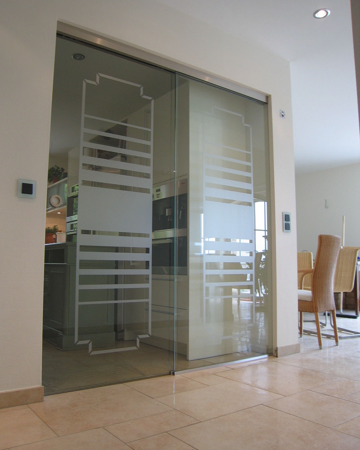 Schiebetüranlage mit Dekorfolierung und Seitenteil von Glas Scholl