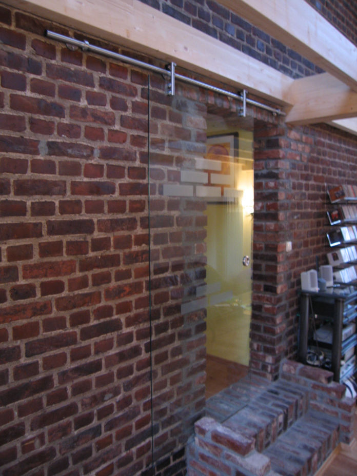 Edelstahl-Schiebetüranlage vor Backsteinwand von Glas Scholl