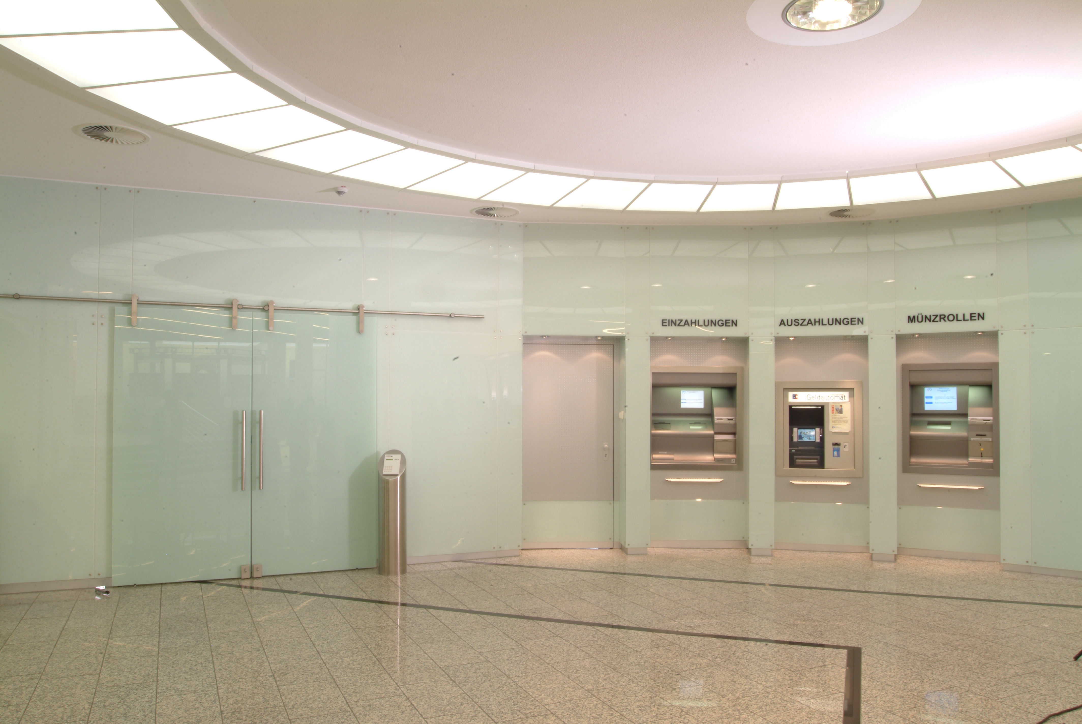 Schiebetüranlagen-Abtrennung in einer Schalterhalle
