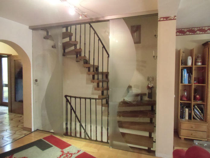 Schiebetüren vor Treppen Auf-/Abgang mit Softstop und Dekorfolierung von Glas Scholl