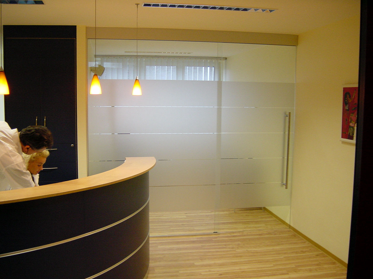 Schiebetür als Abtrennung zum Wartezimmer von Glas Scholl aus dem Jahr 20014