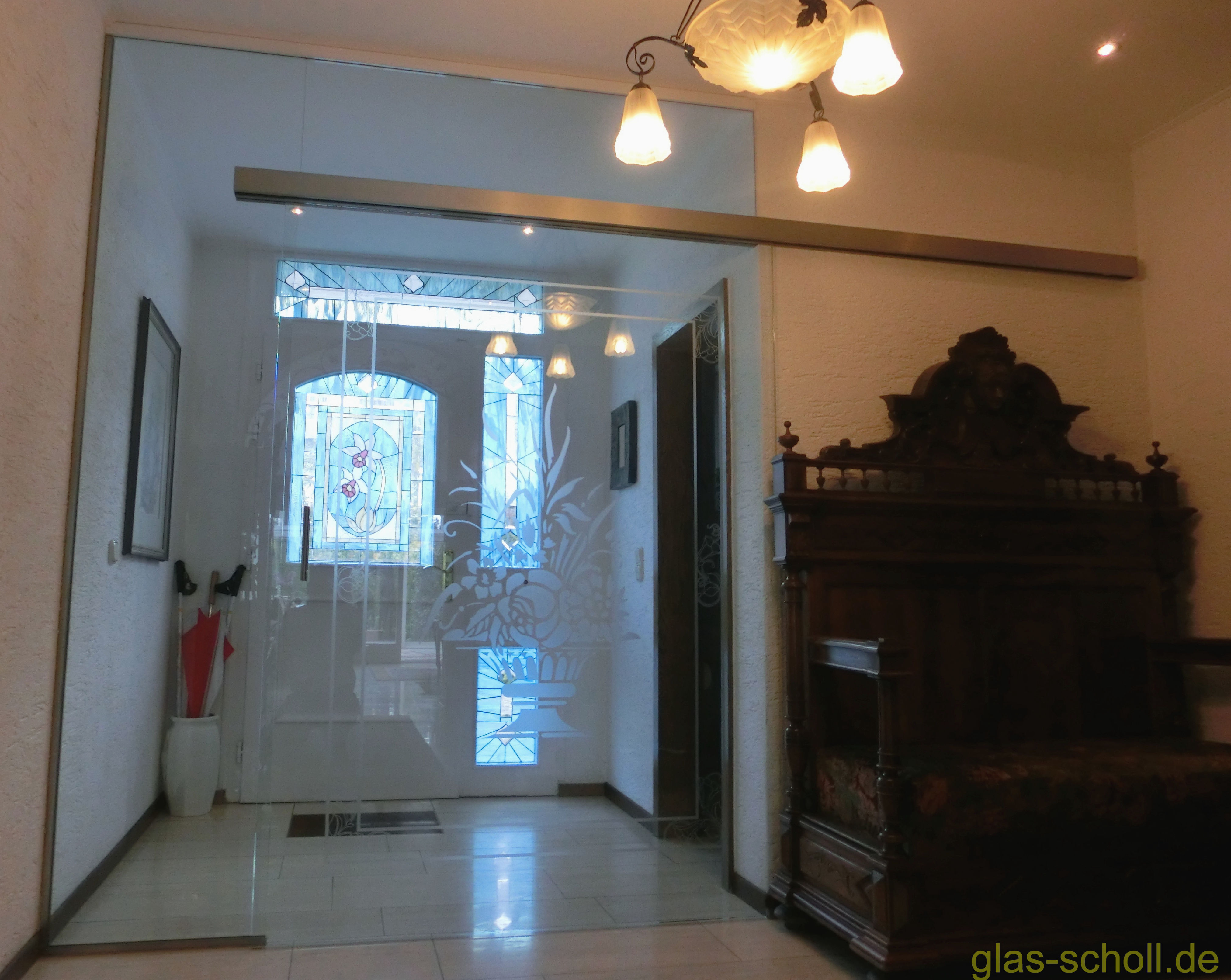 Ganzglas-Windfang-Anlage montiert im Glas von www.glas-scholl.de