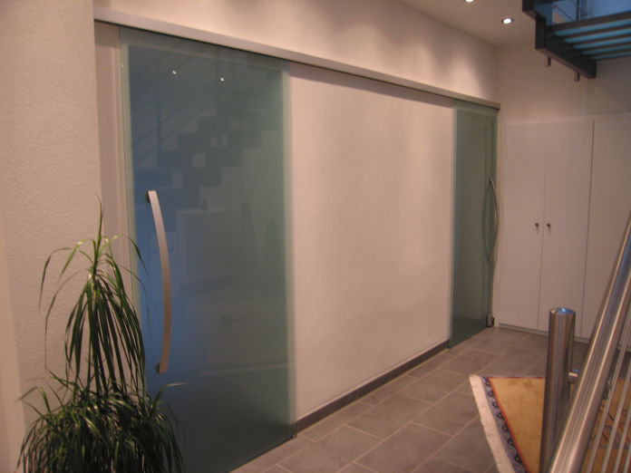 Zwei Schiebetüren in einer Schiene von Glas Scholl