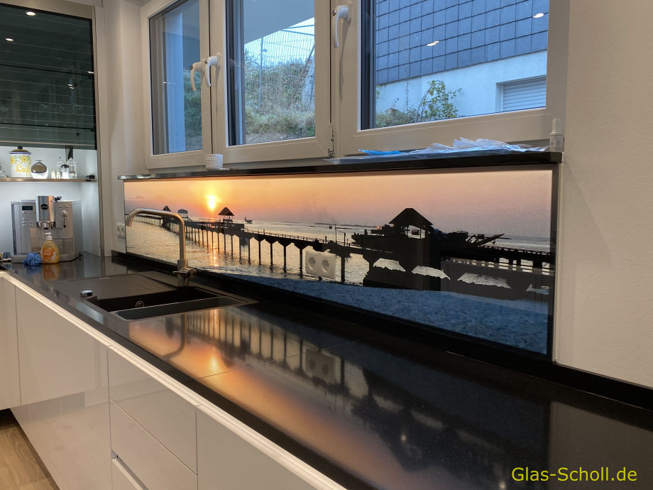LED Küchenrückwand mit Kunden Strandmotiv von Glas Scholl