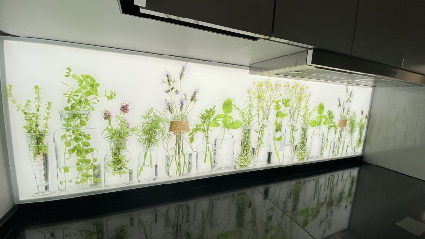 beleuchtete LED Küchenrückwand aus Glas mit Digitaldruck - Spritzschutz - Fliesenspiegel aus Glas von Glas Scholl