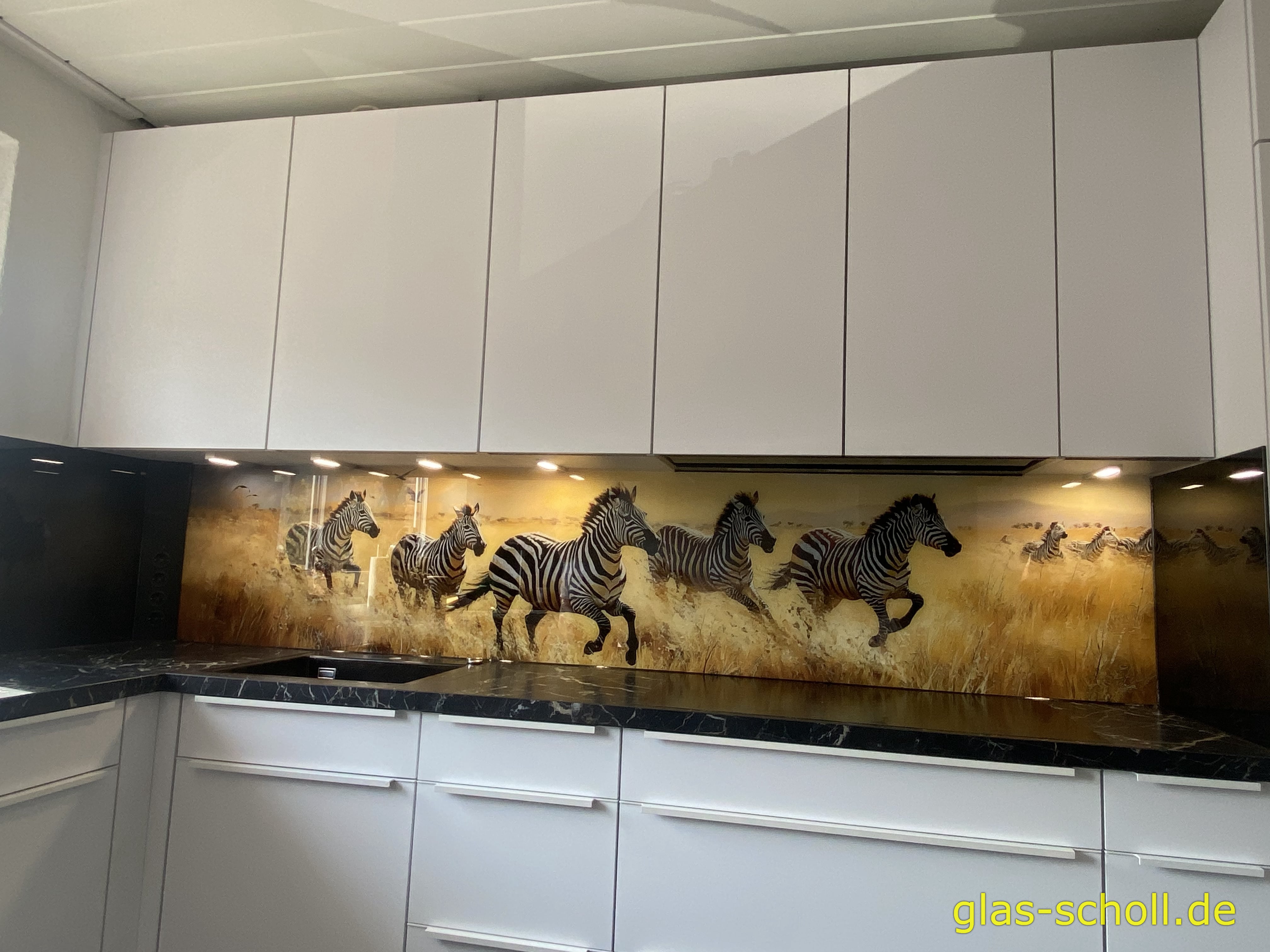 Küchenspritzschutz mit Zebra-Digitaldruck von Glas Scholl