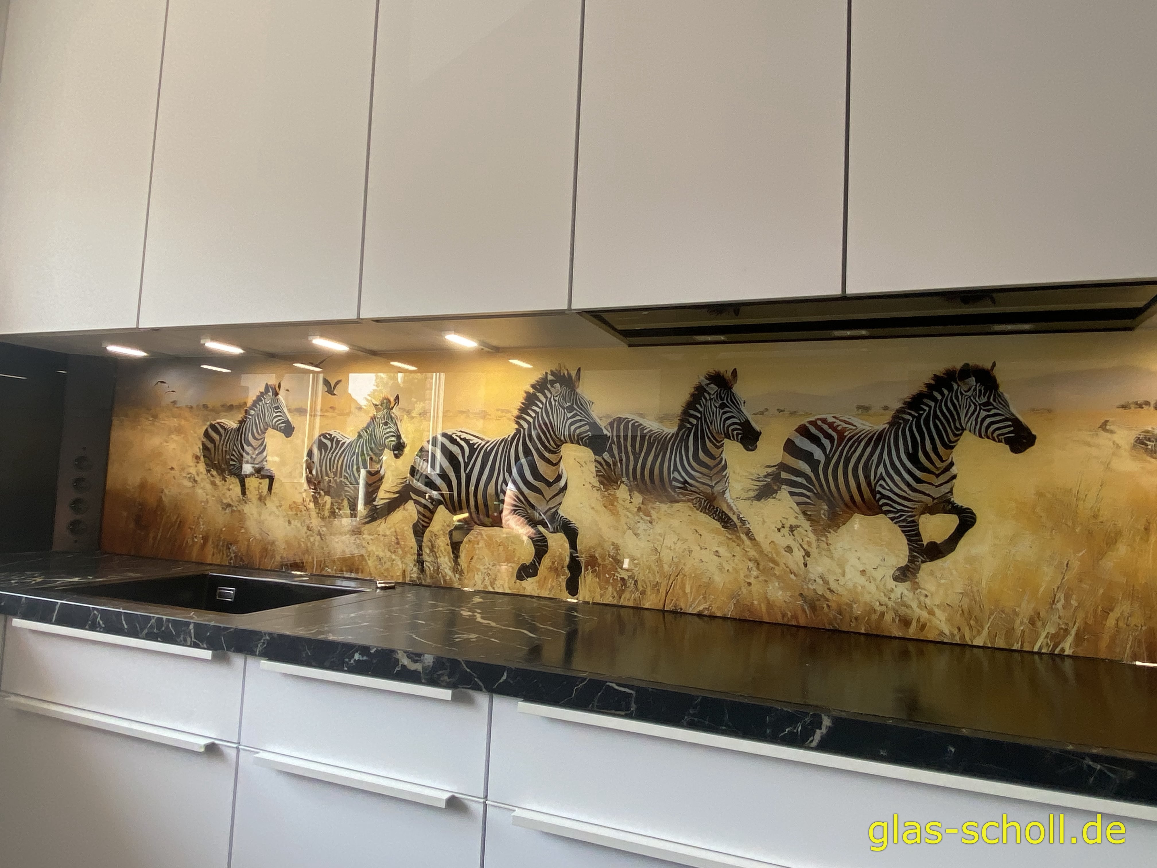 Küchenspritzschutz mit Zebra-Digitaldruck von Glas Scholl