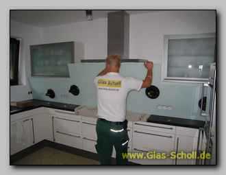 Spritzschutz über 4m mit weiß lackiertem Glas (Rollercoat) Spritzschutz über 4m mit weiß lackiertem Glas (Rollercoat)