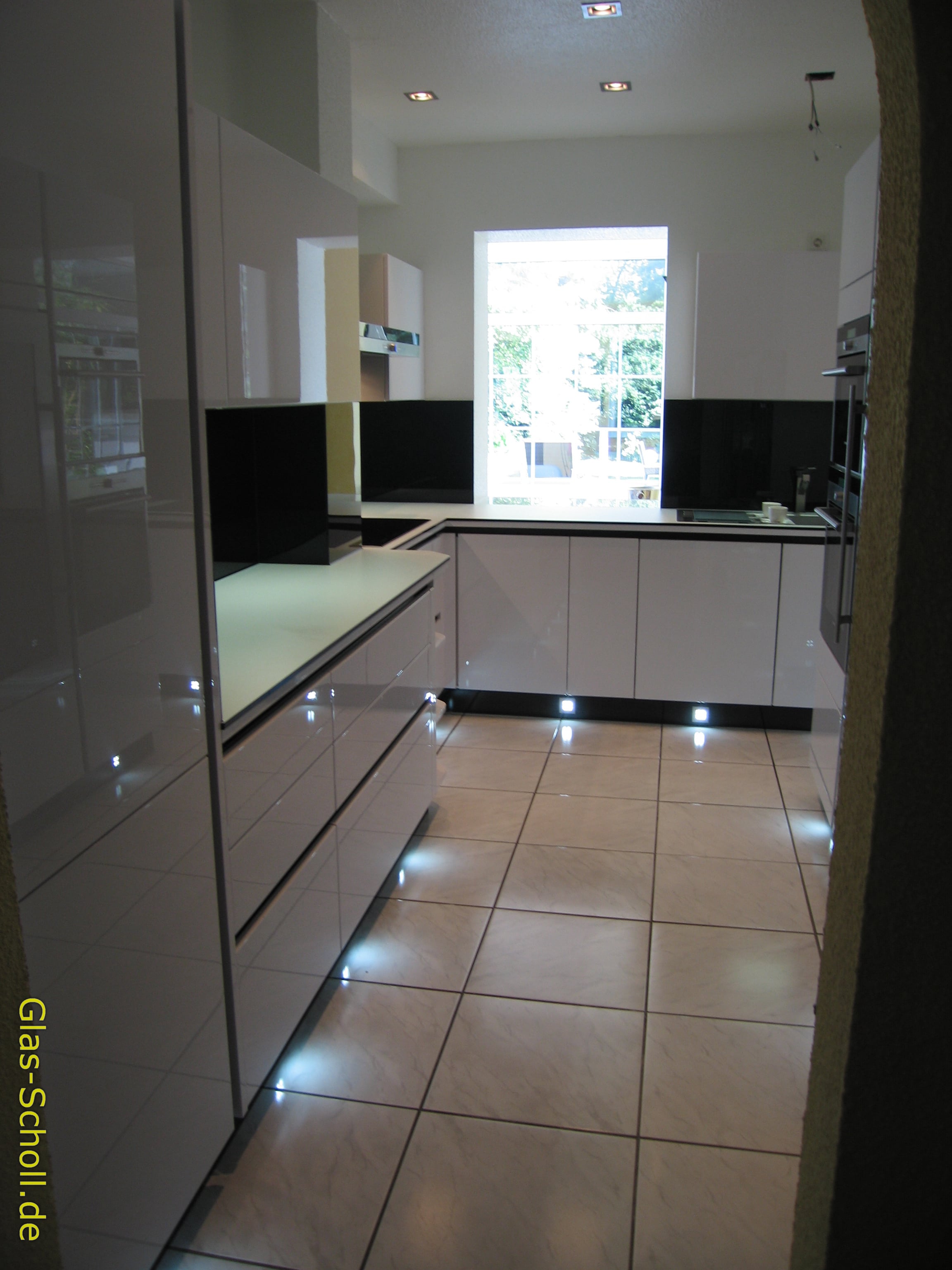 schwarzer Rundum-Küchenspritzschutz von www.glas-scholl.de