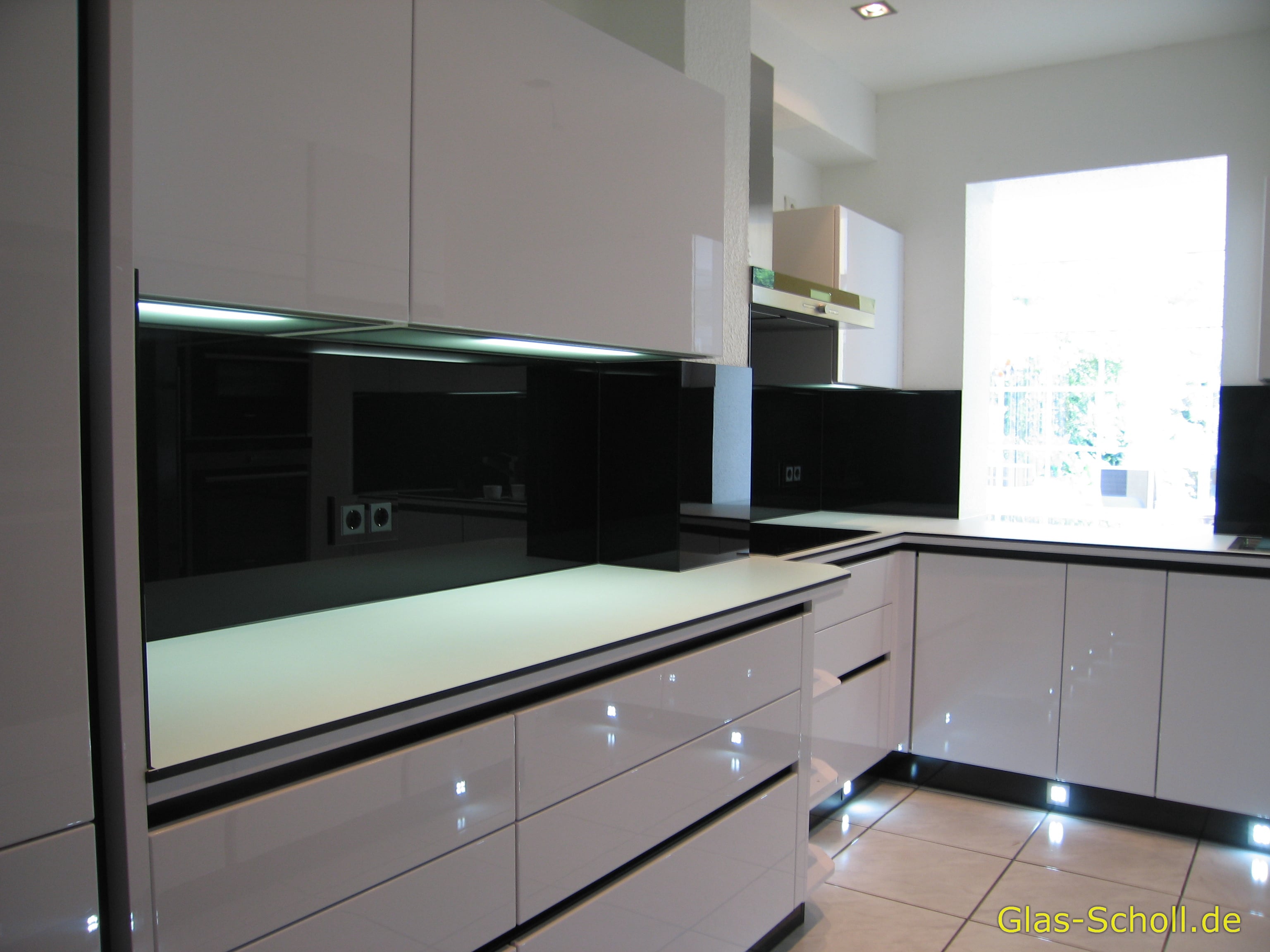 schwarzer Rundum-Küchenspritzschutz von www.glas-scholl.de