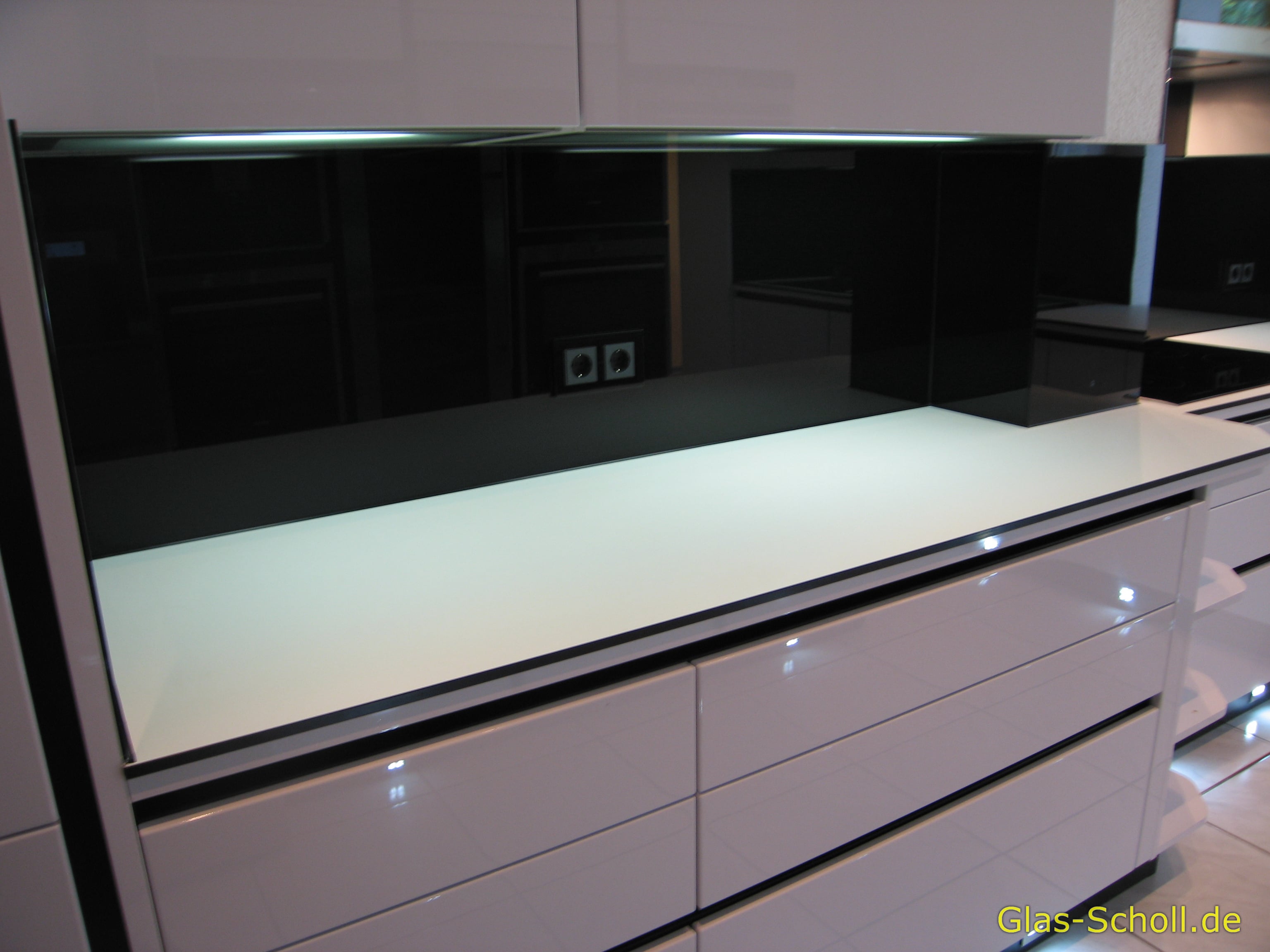 schwarzer Rundum-Küchenspritzschutz von www.glas-scholl.de