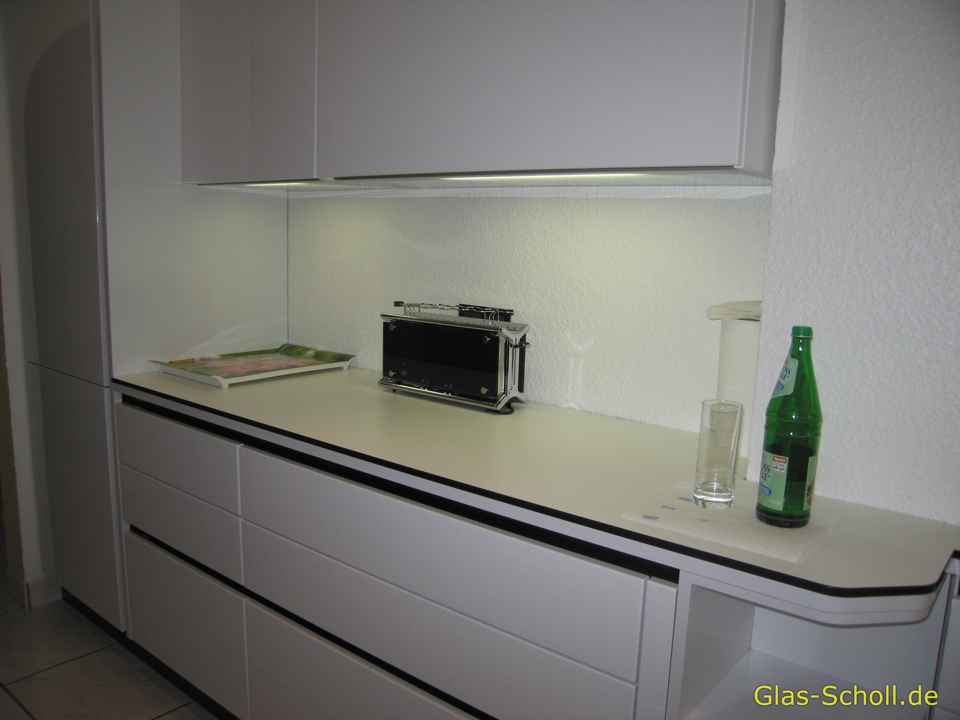 schwarzer Rundum-Küchenspritzschutz von www.glas-scholl.de