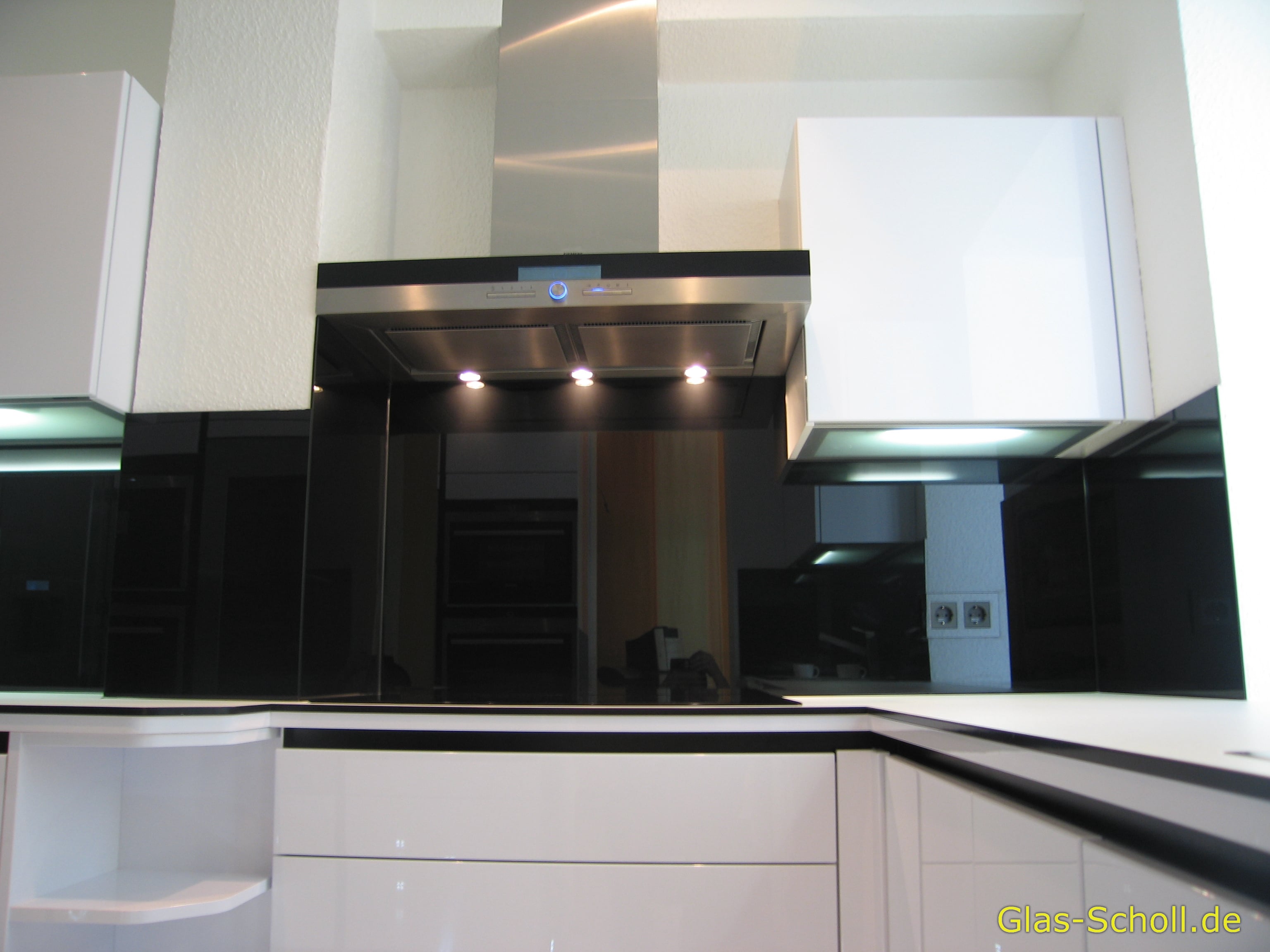 schwarzer Rundum-Küchenspritzschutz von www.glas-scholl.de
