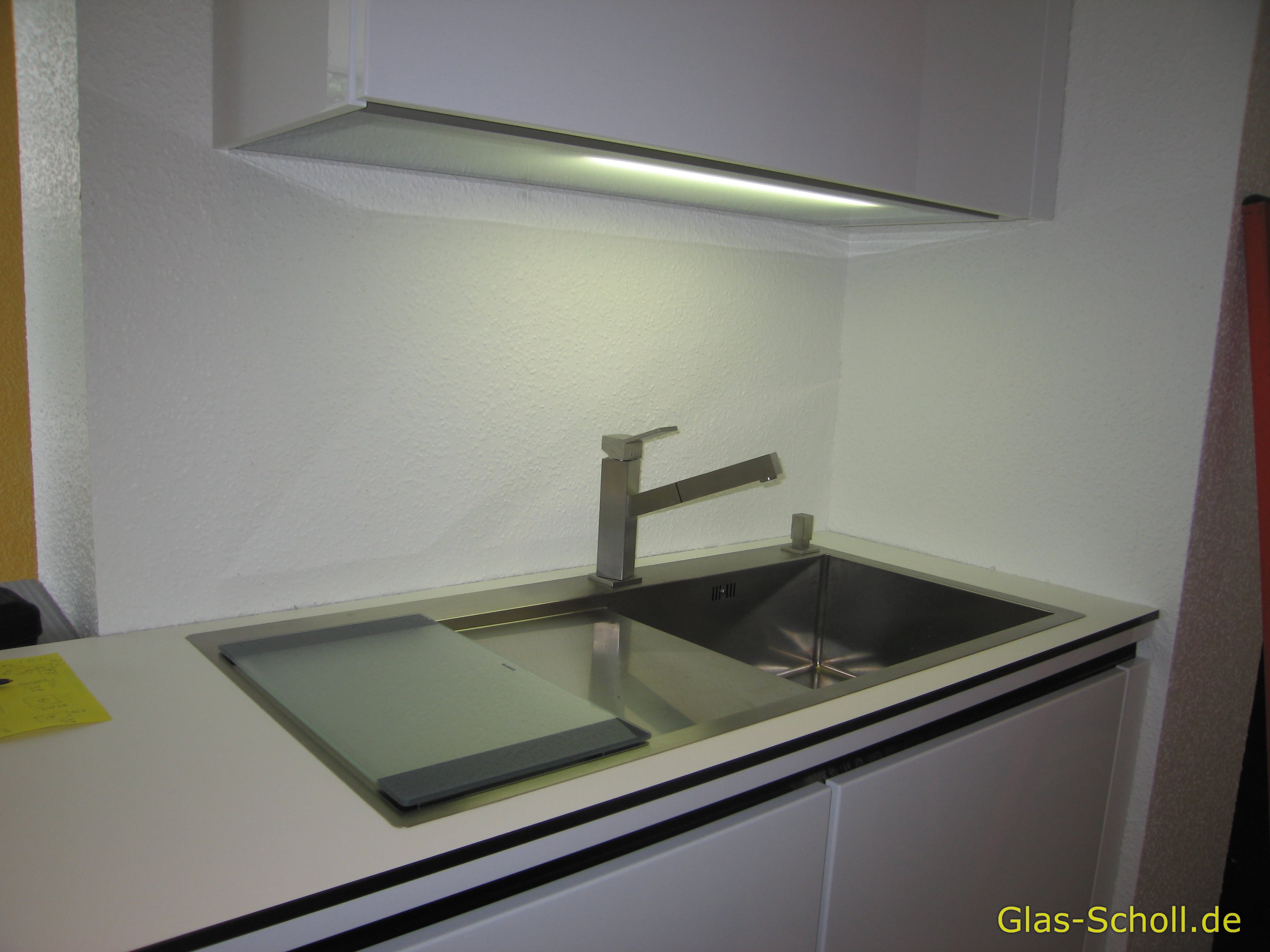 schwarzer Rundum-Küchenspritzschutz von www.glas-scholl.de