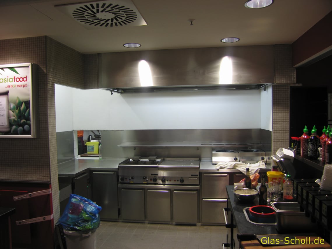 roter Wand-Spritzschutz im Gastrobereich von www.glas-scholl.de