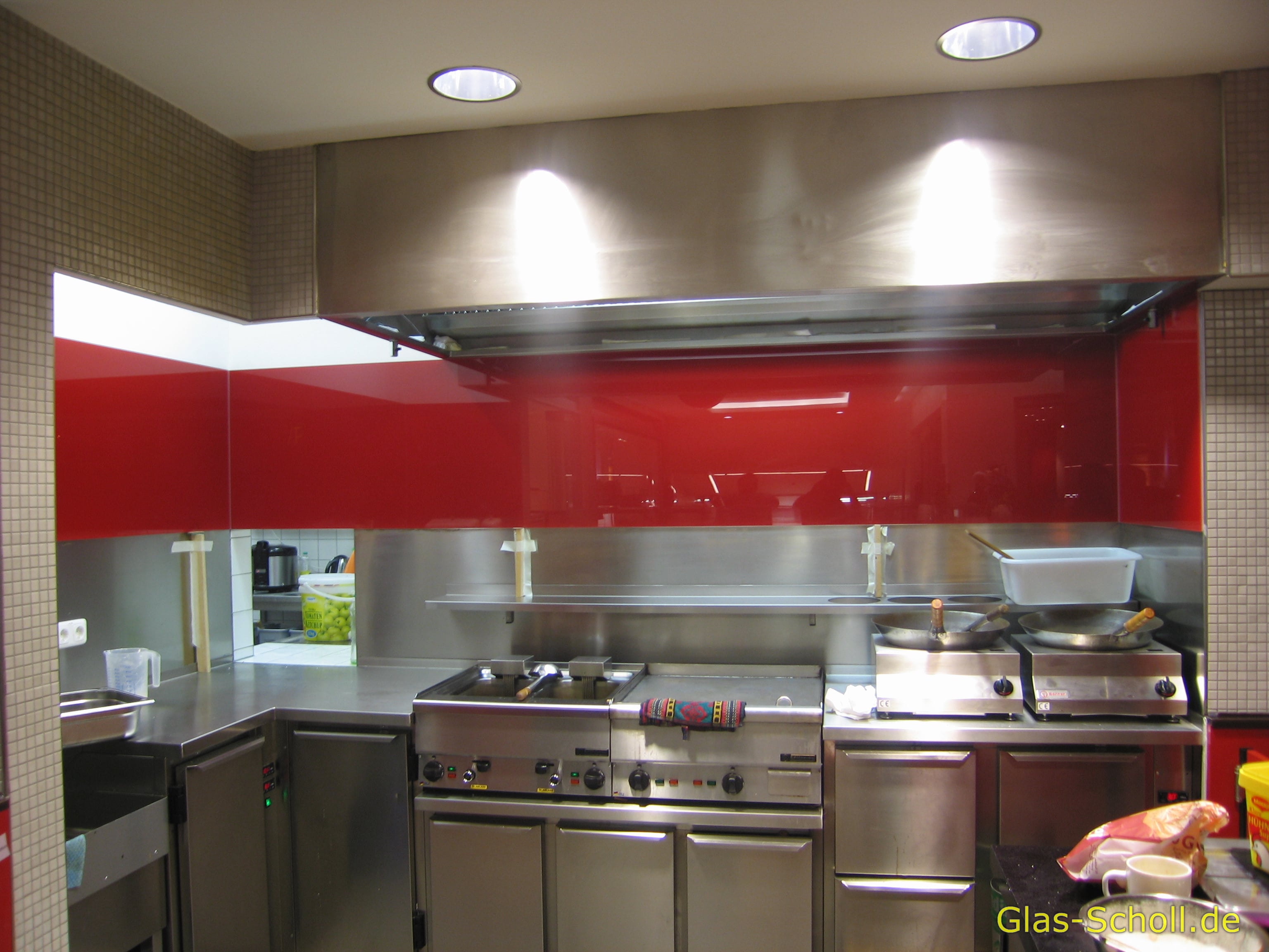 roter Wand-Spritzschutz im Gastrobereich von www.glas-scholl.de