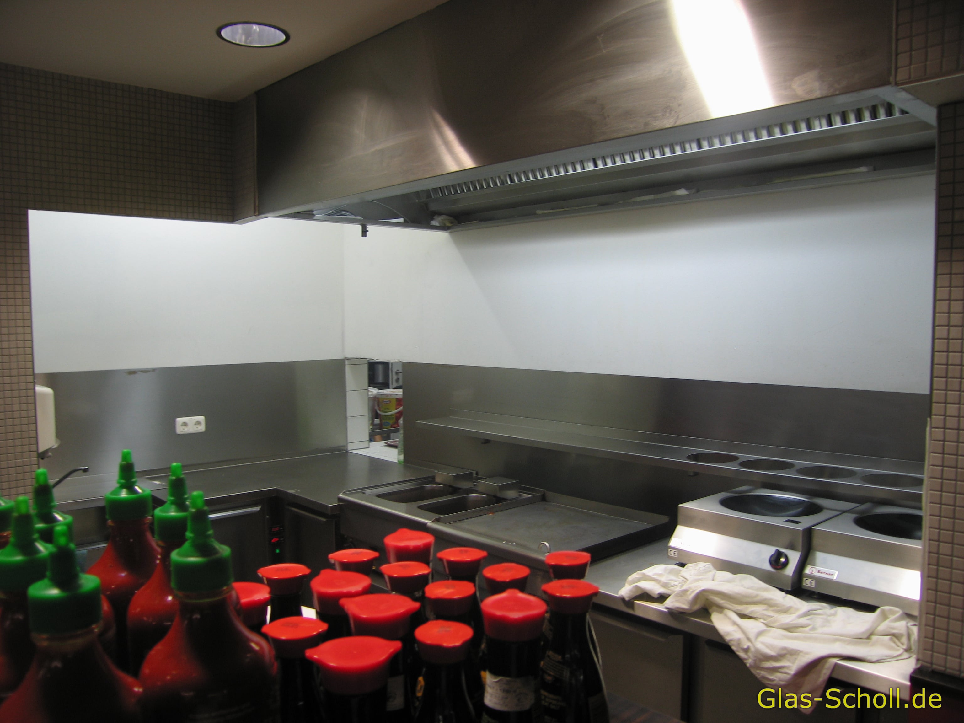 roter Wand-Spritzschutz im Gastrobereich von www.glas-scholl.de