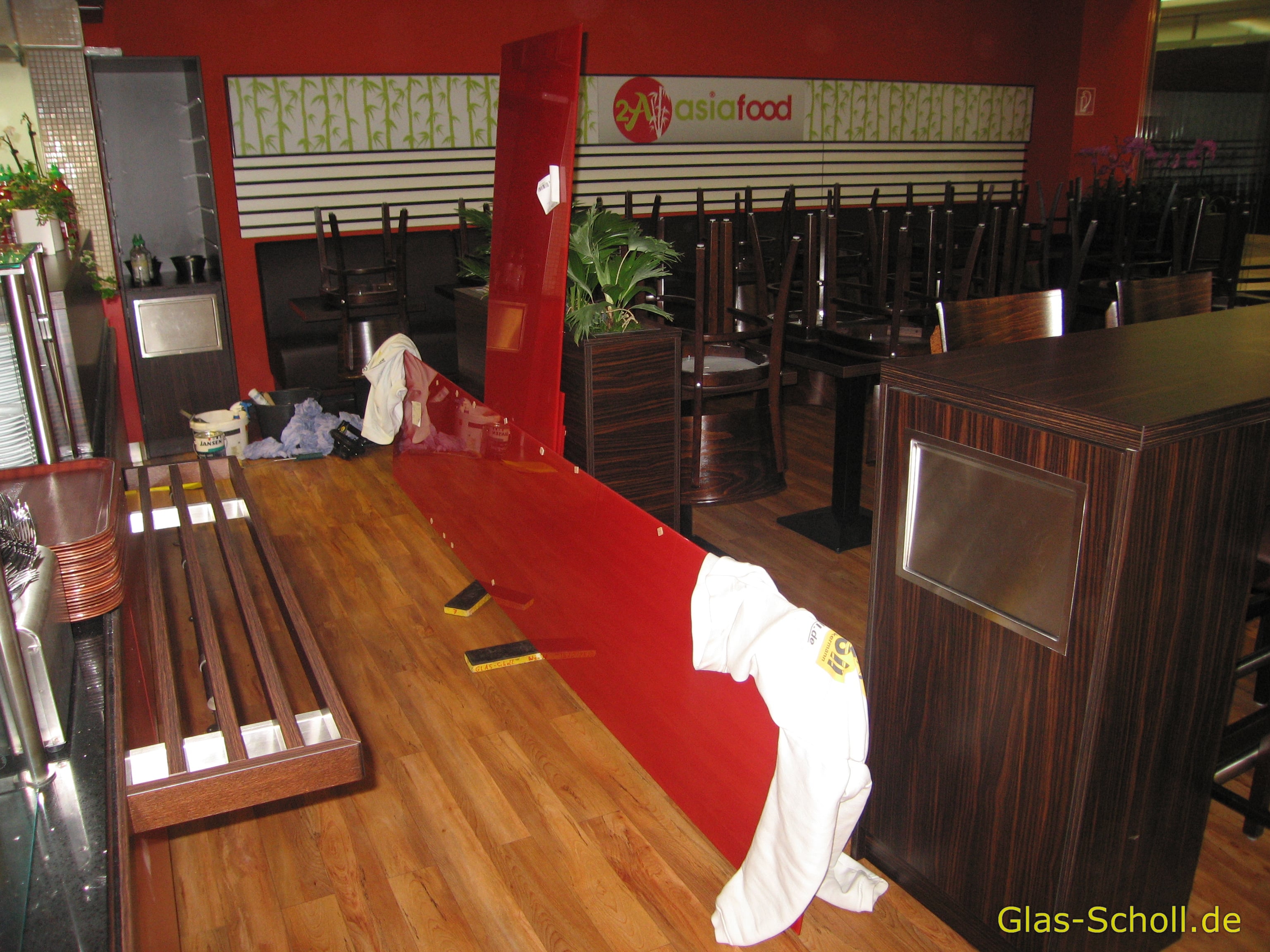 roter Wand-Spritzschutz im Gastrobereich von www.glas-scholl.de