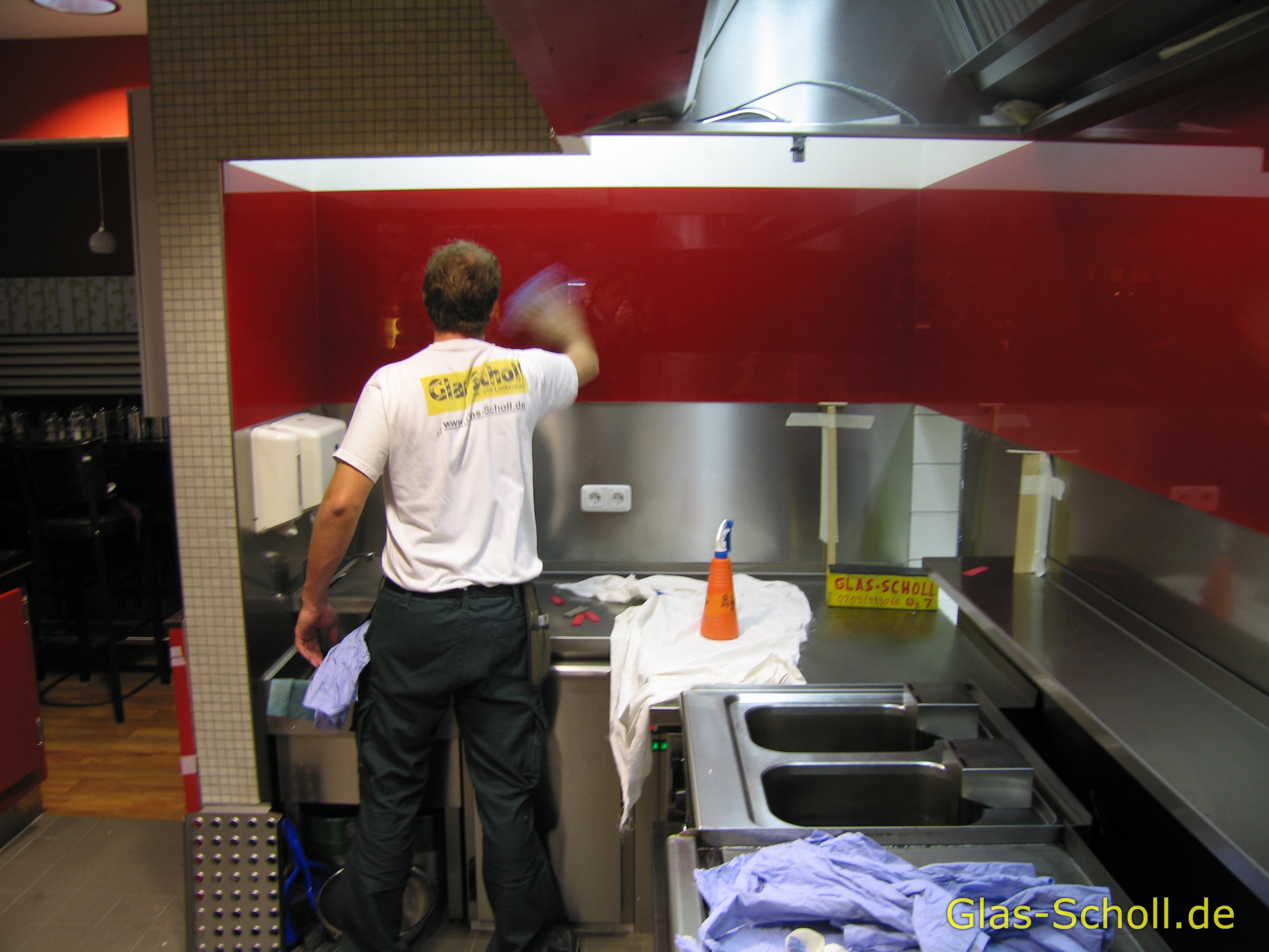 roter Wand-Spritzschutz im Gastrobereich von www.glas-scholl.de