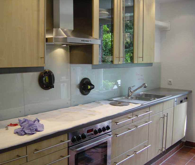 Spritzschutz aus ESG mit satinierter Sandstrahl-Effektfolie