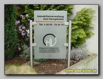 Firmenschild aus Glas und Edelstahl mit coupierter Beschriftung