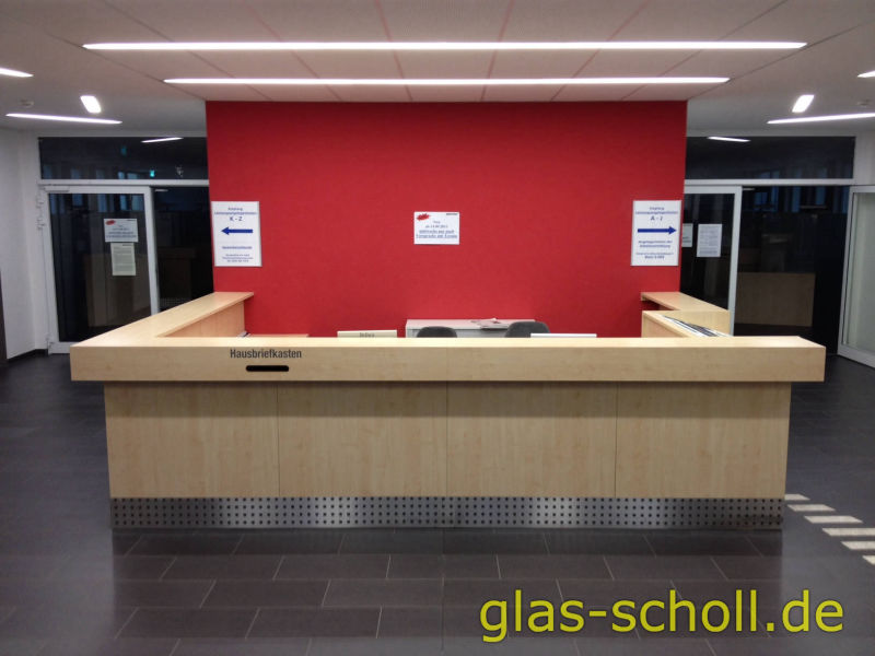 Spuckschutz-Empfangstheke mit Glas umrahmt von Glas Scholl