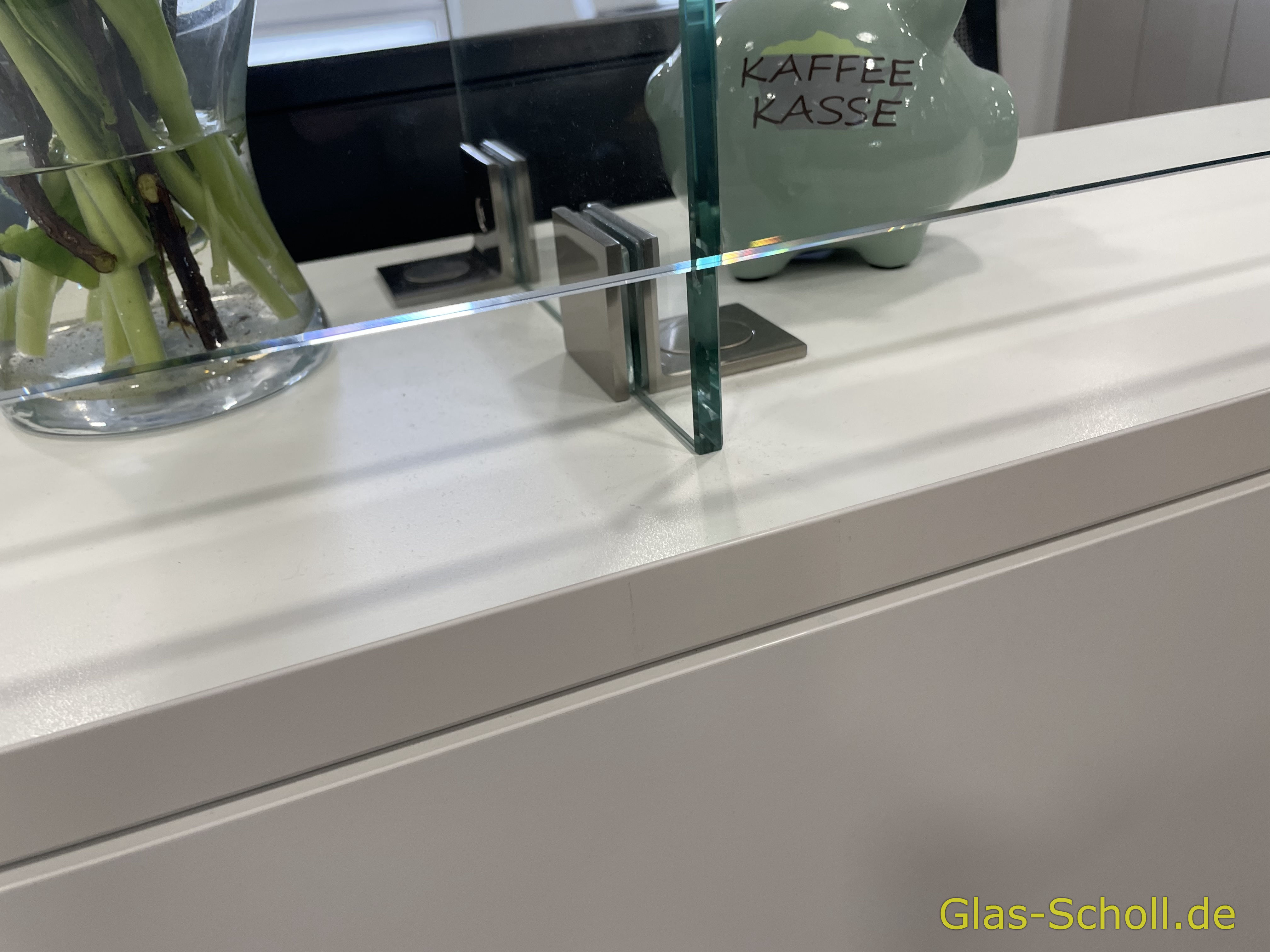 Hygiene- und Infektionsschutz an Empfangstheken mit Echtglas von Glas Scholl - Coronaschutz - Covid