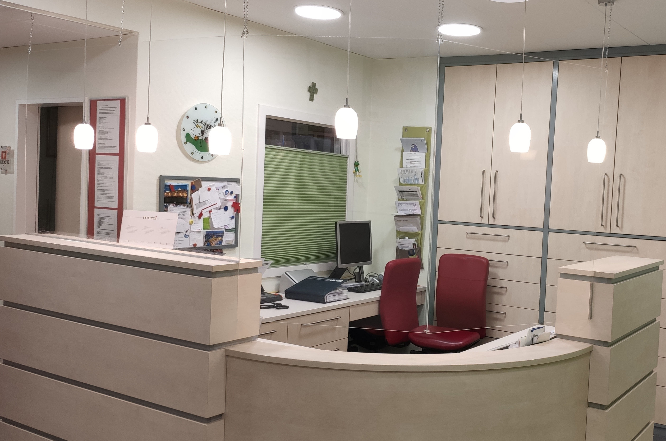 Empfangs-Theke in Arztpraxen mit abgehangenen Acryl-Schutzscheiben von Glas Scholl