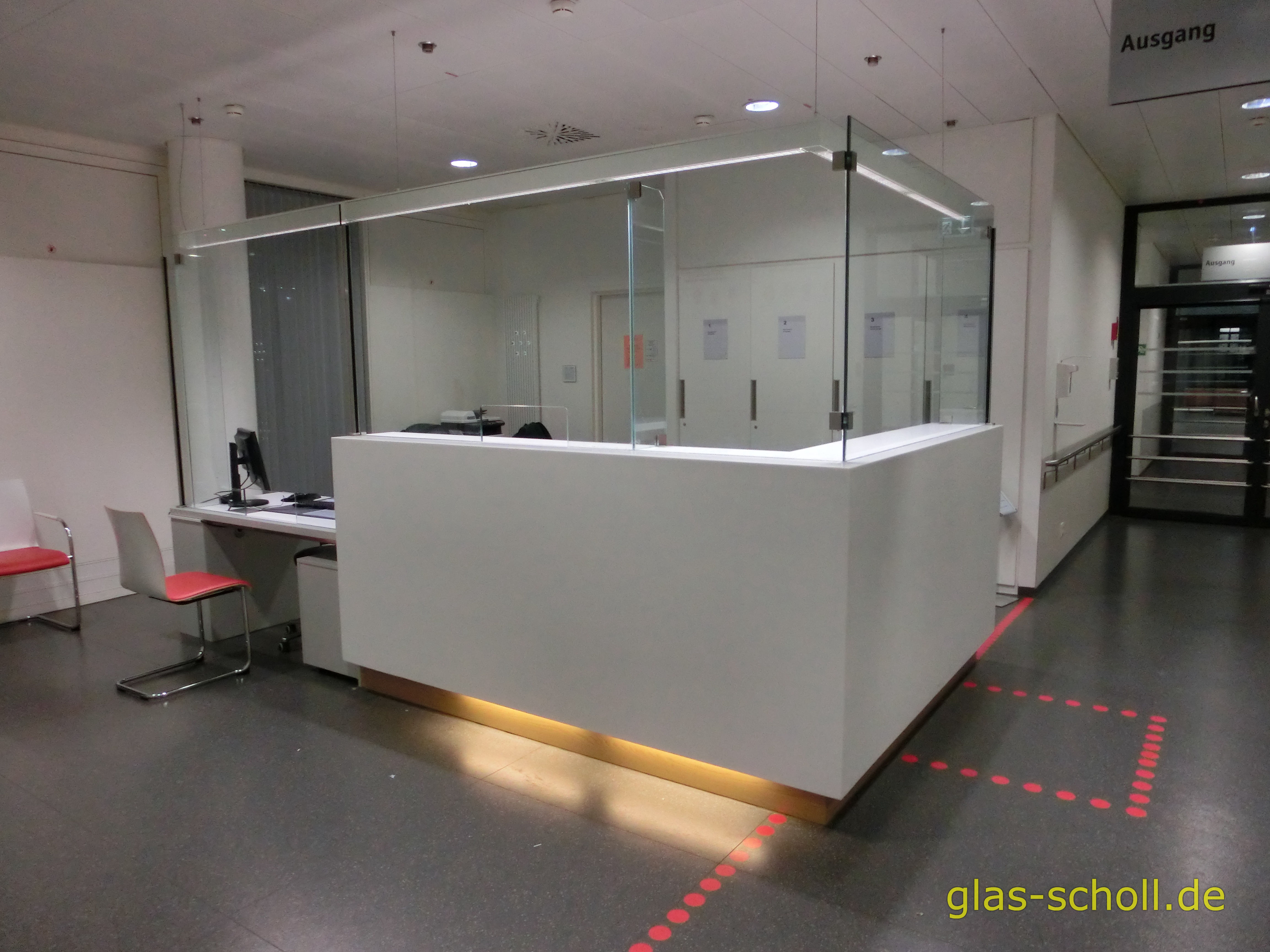 Krankenhaus-Aufnahmetheke mit nachträglicher Glasumwehrung von Glas Scholl