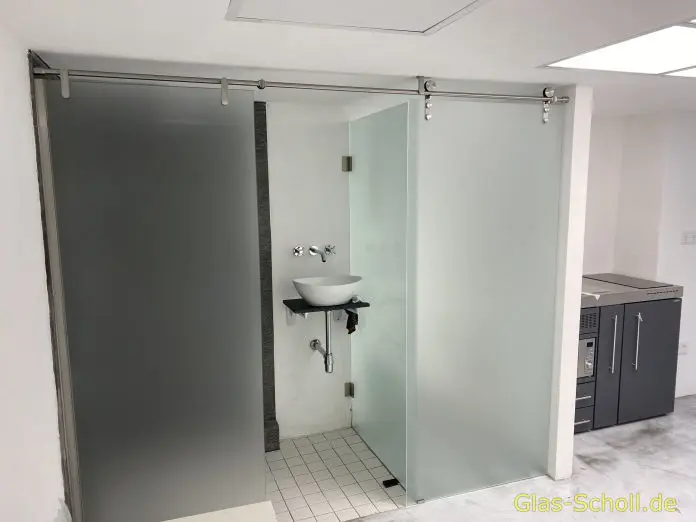Ganzglas-Schiebetür vor Dusch-WC-Bereich von Glas Scholl