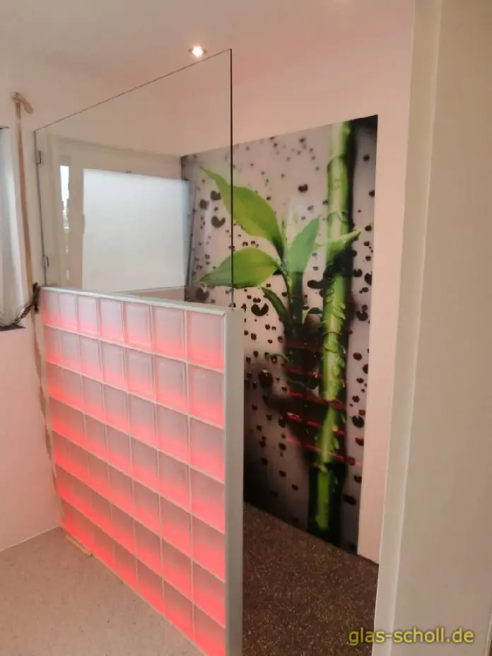 Glasdusche mit Digitaldruck-Wandverglasung  und LED-Glasbaustein-Wand von Glas Scholl