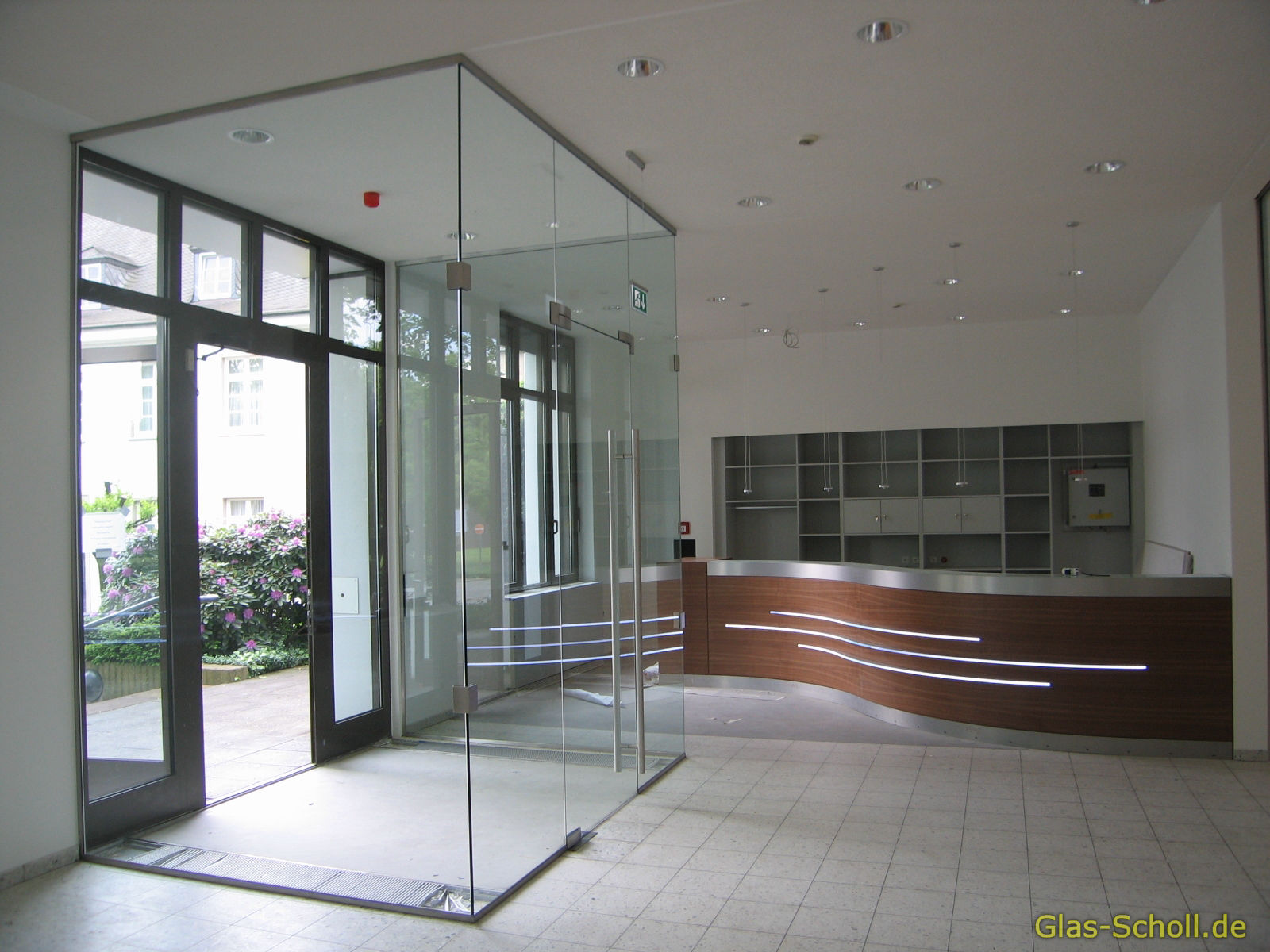 Grosse Arcos Windfang Ganzglas Anlage