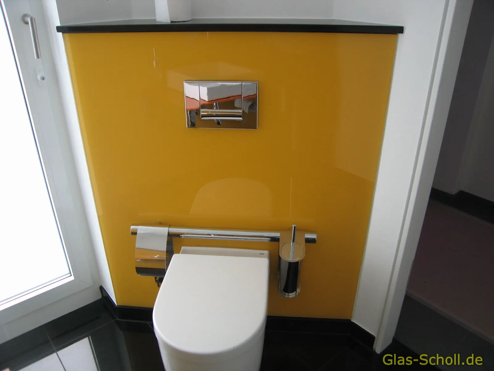 farbige Wandverglasungen hinter WC von Glas Scholl