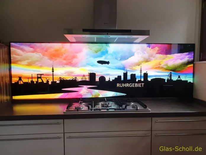 wunderschöner LED-Küchenrückwand mit Motiv Ruhrgebiet Skyline von www.Glas-Scholl.de