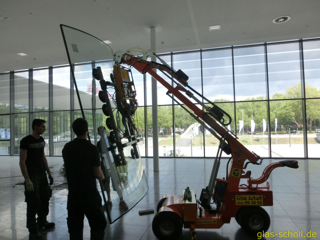 Montagen von gebogenen Isoliergläsern mit unserem Glasroboter von Glas Scholl