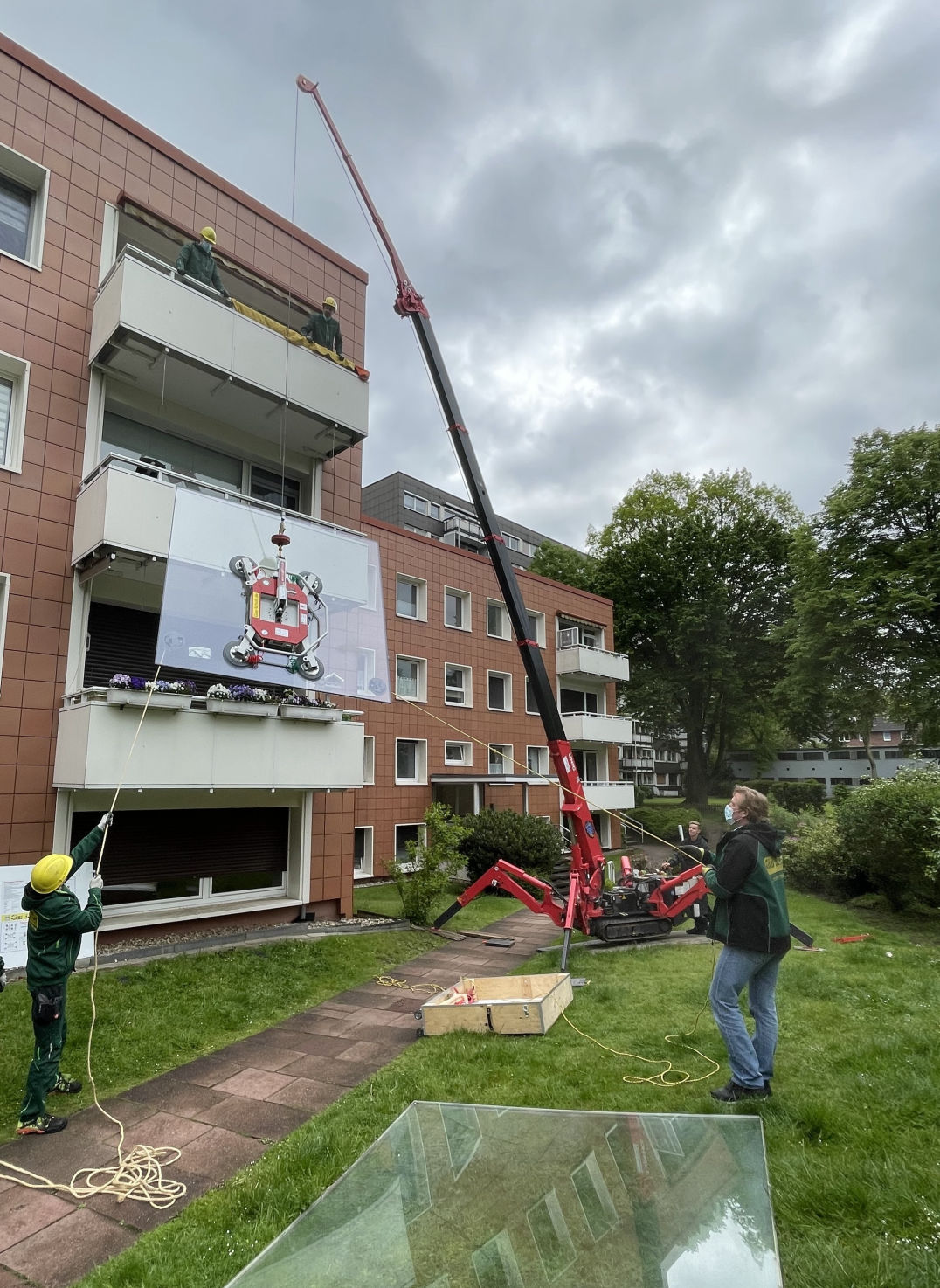 Balkonverglasung mit Raupenkran von Glas Scholl