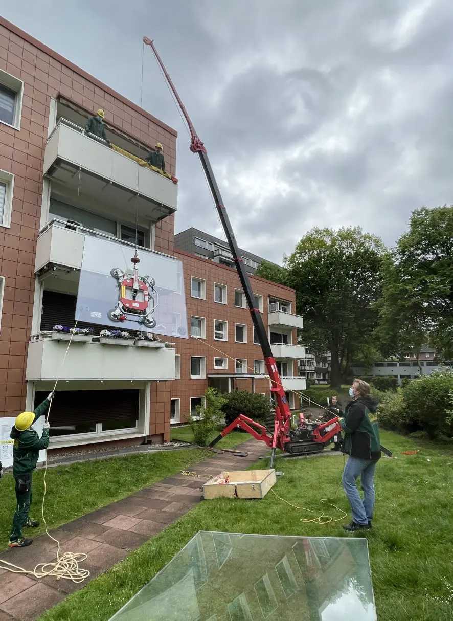 Reparatur einer größeren Balkonverglasung, die nicht herantransportiert werden konnte