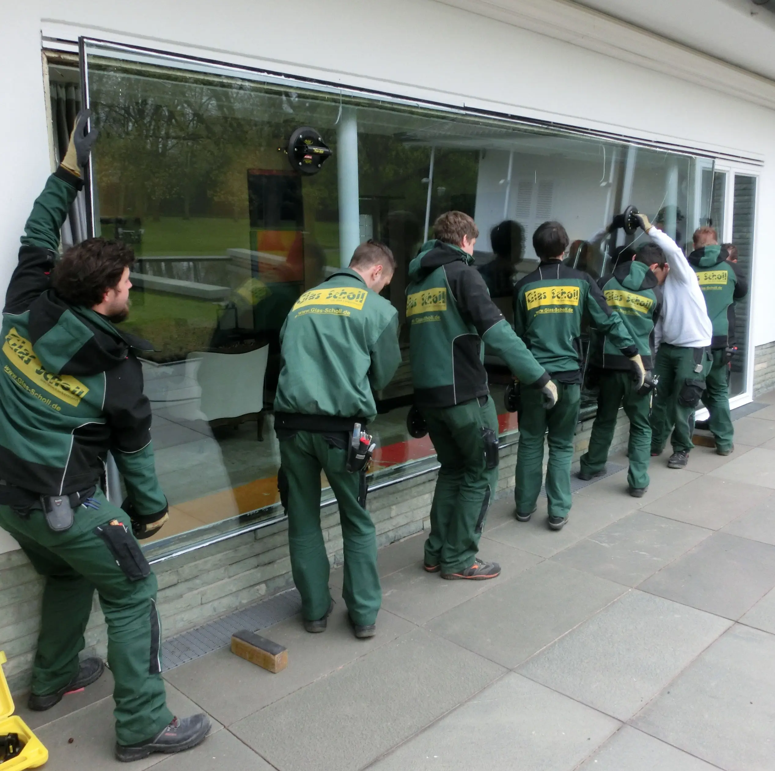 Glasreparaturen, Glasnotdienst, Kranglasreparaturen, Schaufensterreparturen von Glas Scholl