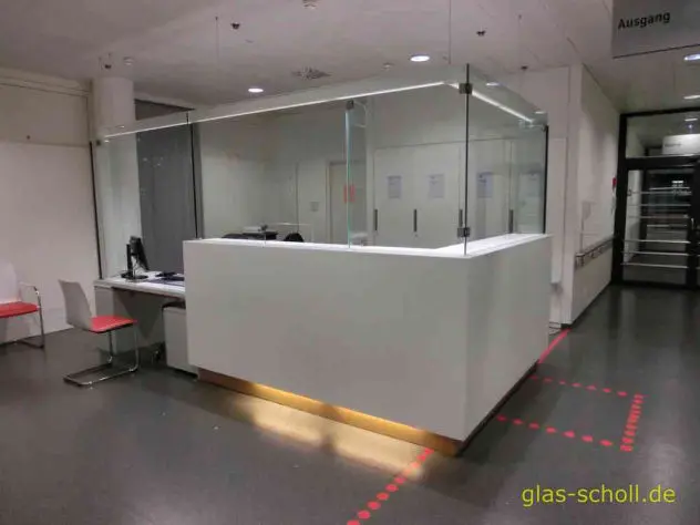 Infektionsschutz mit Echtglas an einer Krankenhaus-Empfangstheke von Glas Scholl