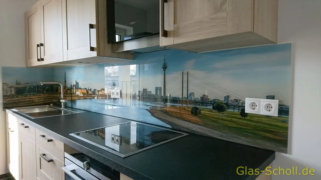 Küchenspritzschutz mit Fotodruck Skyline Düsseldorf von Glas Scholl