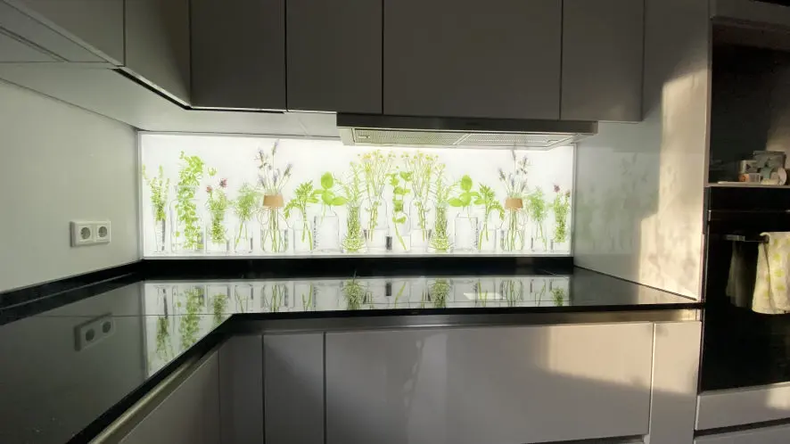 Küchenrückwand mit LED-Digitaldruck 