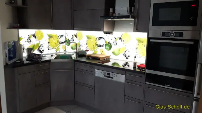 LED Küchenrückwand mit Zitronen und Eis-Motiv präsentiert von Glas Scholl