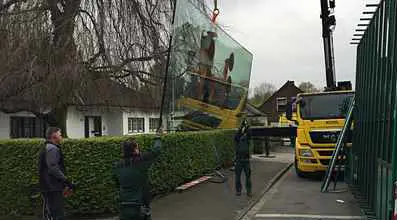 Kranhub über ein Haus von Glas Scholl